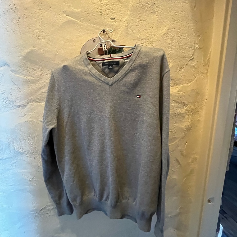 Tommy Hilfiger Men's Gray V-Neck Sweater. Sz med